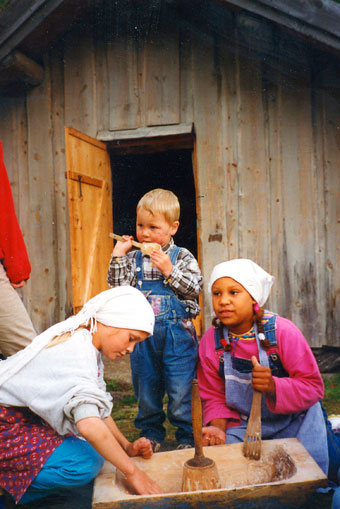  Born bankar osten glatt og kald før den blir hatt i forma.